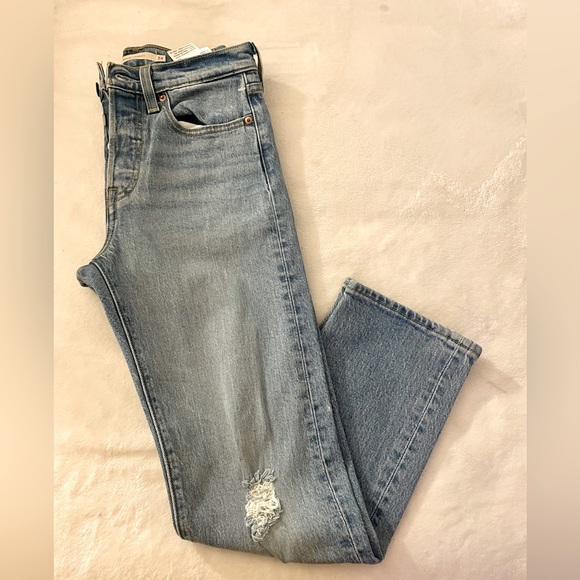 Levi’s Wedgie Straight distressed Jean - Picture 1 of 5